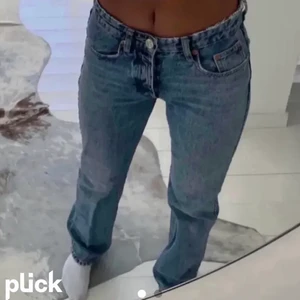 Zara midrise jeans  - Säljer dessa midrise jeans eftersom att jag har liknande, jeansen är i nyskick❣️köp direkt för 300 eller buda!!❤️‍🔥 (köparen står för frakt) säljer även ett par ljusblåa !!!