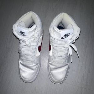 Nike  - Knappt använda, superfint skick 😍 kommer självklart tvättas innan de skickas!