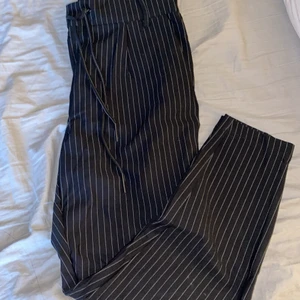 Only kostymbyxor  - Säljer ett par kostymbyxor i mycket bra skick, precis som nya. Storlek S. Kom gärna med bud. Kan kolla upp fraktkostnaden vid behov.