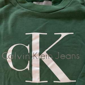 Grön Calvin Klein hoddie/tröja i storlek S. Använd ett fåtal gånger, skicket är som ny! Säljer den då jag tyvärr aldrig använder den, bättre att någon annan får användning av den :) 