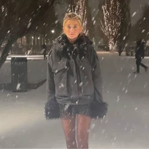 Svart jeansjacka med päls - Så snygg svart jeansjacka med päls från Missguided helt slutsåld, avtagbar päls på både armar och vid nacken❤️❤️ strl 38 men passar mer en 36, på mig som vanligtvis har 34 sitter den oversized!