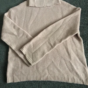 Stickad tröja  - Fint skick, använd ibland, hög krage, lite overside