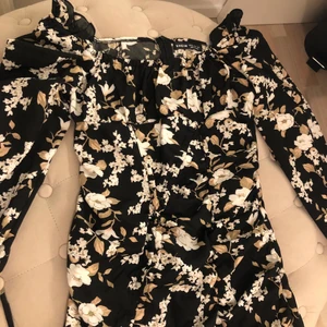 Klänning - Fin blommig klänning från Shein. Oanvänd. Frakt betalas av köparen.