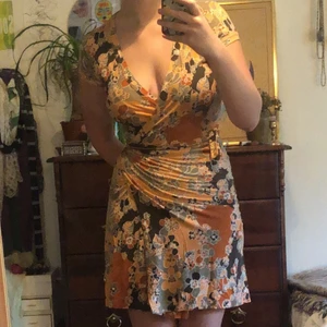 Orange wrap klänning  - Såååå snygg o bekväm klänning som ja köpte på en loppis i höstas, märkte dock när jag komm hem att den var för liten:((( så bra o praktiskt plagg!