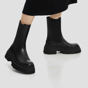 Ankelboots Pull&bear - Säljer nu mina Ankelboots Pull&bear ifrån Zalando. Dessa använda en gång och är i ett väldigt fint skick. Säljer dom pga att jag inte tyckte de passa min storlek. Köpta för 600kr och säljer för 500kr (inkl frakt). Dessa är väldigt sköna och super fina nu till vintern, vid fler frågor skriv privat💗