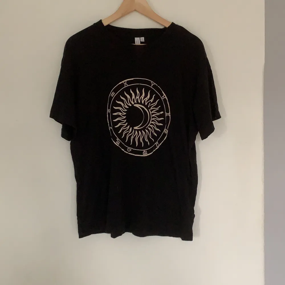 T-shirt i lite oversized modell med astrologitryck. Köparen står för frakt på 45 kr.😋. T-shirts.