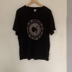 T-shirt i lite oversized modell med astrologitryck. Köparen står för frakt på 45 kr.😋