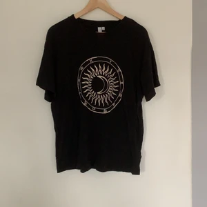 Svart T-shirt - T-shirt i lite oversized modell med astrologitryck. Köparen står för frakt på 45 kr.😋