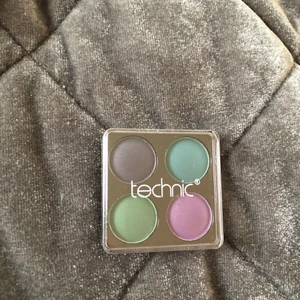 Ögonskuggspalett  - Ögonskuggspalett från techic! Helt oanvänd!