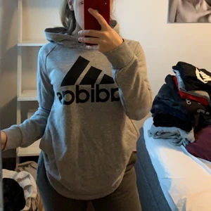 Adidas hoodie  - En jätteskönt lite längre hoodie, använd ett fåtal gånger och är i bra skick. 