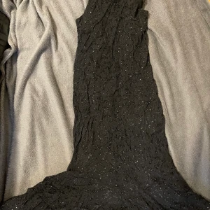 Svart glittrig barnklänning.  - Svart glittrig barnklänning, storlek 170. Använd någon gång, värdigt bra skick. Frakt ingår i priset, möter inte upp.