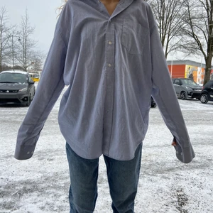 Skjorta  - Säljer den sjukt fina oversized skjorta som jag har köpt second hand. Endast använd ett fåtal gånger och därav väldigt fint skick. Kontakta om du har några frågor eller vill ha fler bilder:) !köparen står för frakten!