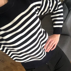 Zara randig tröja  - En snygg stickad marinblå tröja med guldknappar som detaljer. Aldrig använd. Passar utmärkt till jeans! Väldigt skön! Storlek S men passar även en liten M. Tröjan är ganska tight men lite större i armarna.