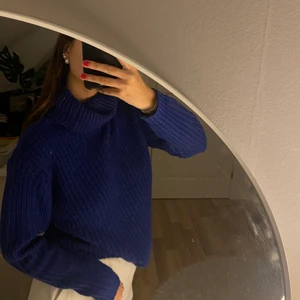 Stickad blå tröja - Säljer nu denna fina stickade tröja i lite mörkare blå färg. Från märket Rut & Circle. Köpt för flera år sedan men i väldigt bra skick. Storlek S. Säljer för 80kr + fraktkostnaden 😎🥰😊