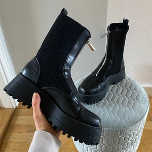Boots Zara - Säljer mina fina boots från Zara. D jag har flera så kommer dessa inte till användning som de borde. De är endast använda 2-3 gånger så är nästan i nyskick. Storlek 38. Perfekta nu under höst och vinter men även skitsnygga till en klänning i sommar😍