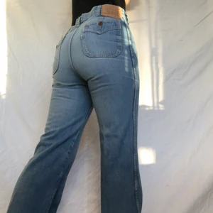 Levi’s jeans - Ljusa levis jeans i gott skick! Köpare står för 66kr spårbar frakt. Inga synliga defekter. Gör magi för rumpan! Extremt snygga fickor! Visas på en w29 l32 men passar både längre och mindre personer! 