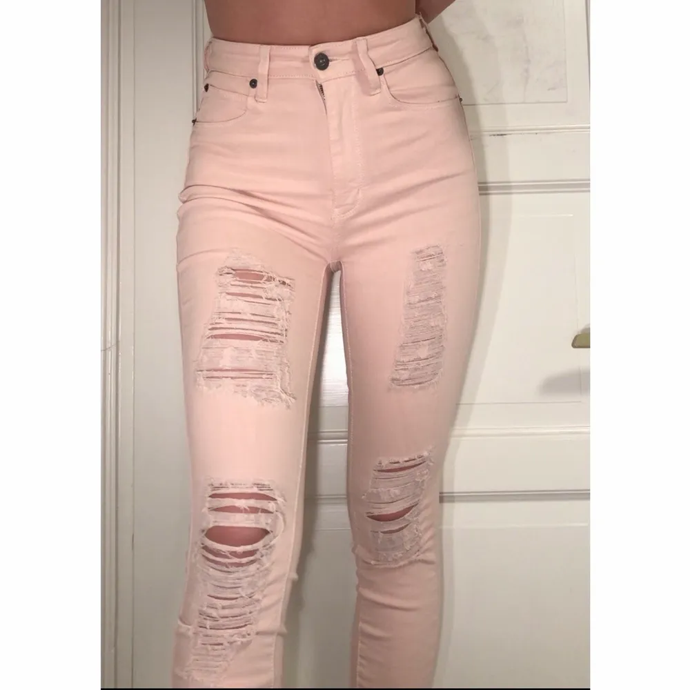 Säljer mina rosa rippade jeans från märket bardot. Använda ett fåtal gånger och är i bra kvalite. Jeansen är i slim modell, storlek 36 men passar även 34. Väldigt stretchiga och super sköna på. Frakt ingår INTE i priset. Skriv för funderingar/fler bilder (:. Jeans & Byxor.