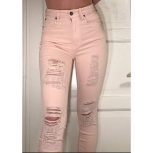 Säljer mina rosa rippade jeans från märket bardot. Använda ett fåtal gånger och är i bra kvalite. Jeansen är i slim modell, storlek 36 men passar även 34. Väldigt stretchiga och super sköna på. Frakt ingår INTE i priset. Skriv för funderingar/fler bilder (: