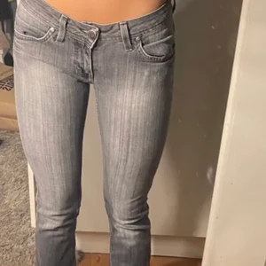 Gråa Jeans - Säljer mina ursnygga gråa jeans. De är låg midjade och utsvängda. Skriv för fler bilder !!