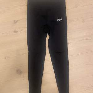 Säljer mina svarta ICANIWILL tights i storleken S! Knappt använda och säljs då de inte används 💖 100 kr + frakt. Skriv om fler bilder önskas 🥰