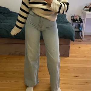 Ljusblåa långa jeans från Lindex  - Blåa jeans, storlek 36, från Lindex, passar er som är ganska långa! Inte använda så mycket