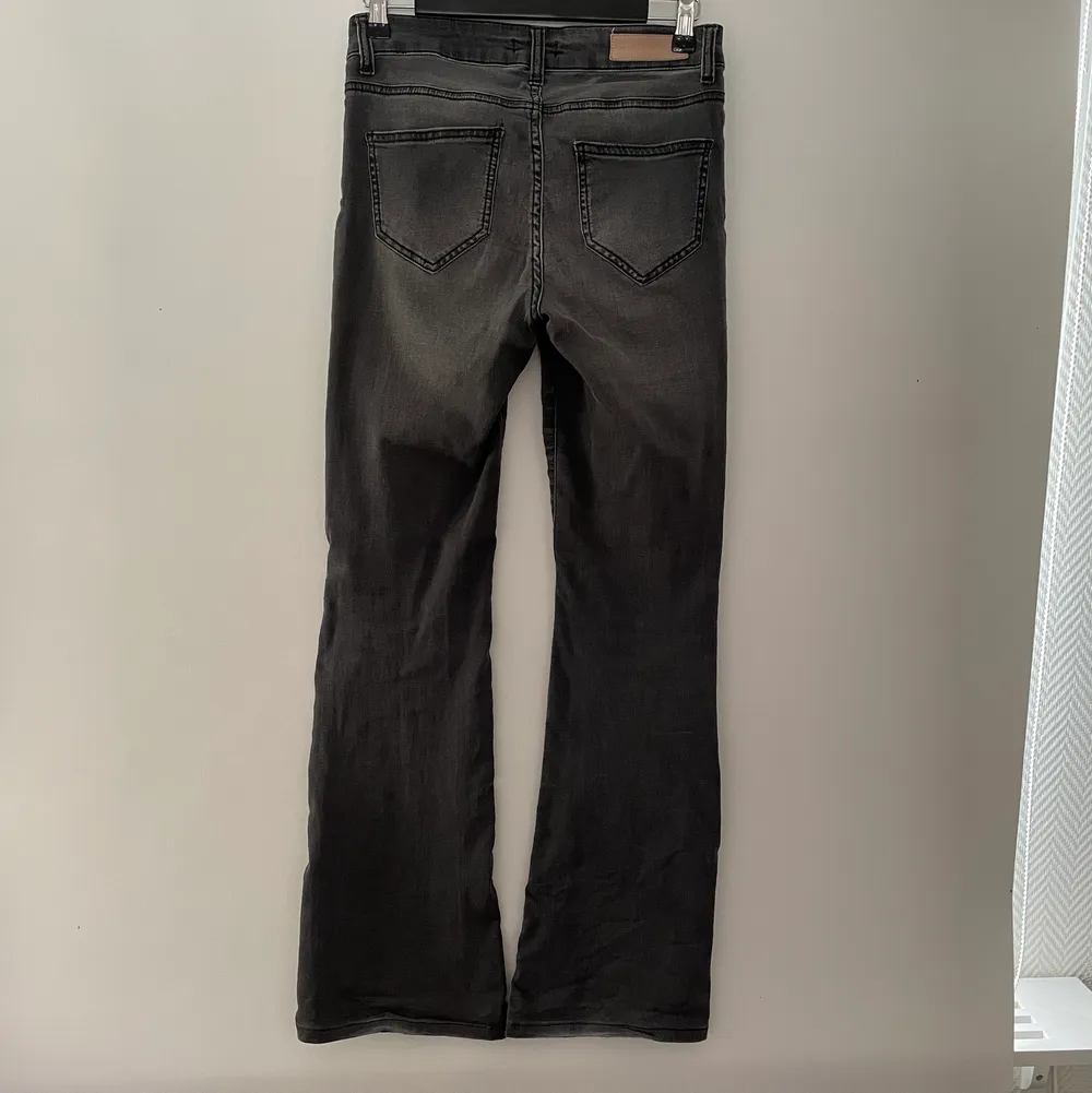 Snygga jeans från hunkydory! Midrise och bootcut, lite slitningar men inget som syns mycket. (Därav det billiga priset) nypris 1895❤️ 3dje bilden är från hemsidan . Jeans & Byxor.