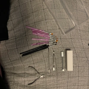 Nageltillbehör - Nagelbands sax, magnet till Cat eye. Geleborstar. En låda som man kan ha sakerna i