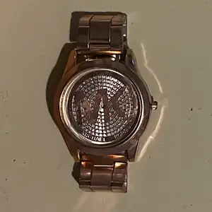 Saknar tyvärr visare men så snygg detalj oavsett, från Michael kors. Nyvärde ca 2000;-. Spårbar frakt 66:- annars 15:-. 70;- eller högst bjudande 🥰