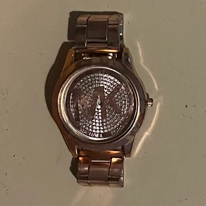Michael Kors klocka (saknar visare dock) - Saknar tyvärr visare men så snygg detalj oavsett, från Michael kors. Nyvärde ca 2000;-. Spårbar frakt 66:- annars 15:-. 70;- eller högst bjudande 🥰