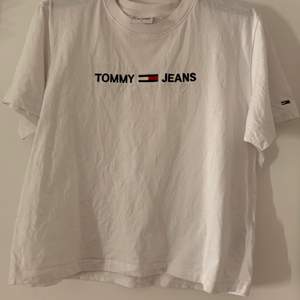 Vit Tommy Hilfiger t-shirt i storlek s. Använd ca 5 gånger💕