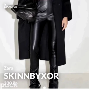 Skinnbyxor  - Säljer dessa skinnbyxor som har inte kommit till andvändigt storlek S från zara är långa i benen och finns en slits på sidan 