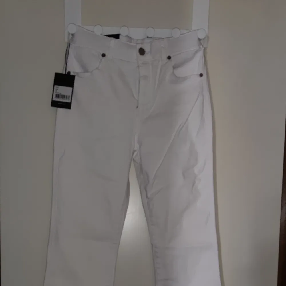 Helt nya jeans från Drdenim säljes, passar mig som har M men är lite för långa och inte riktigt min stil längre. Tror att nypriset var runt 500kr och jag säljer dem för 300+ frakt. Kan skicka spårbart men då står du för den extra fraktkostnaden. Jeans & Byxor.