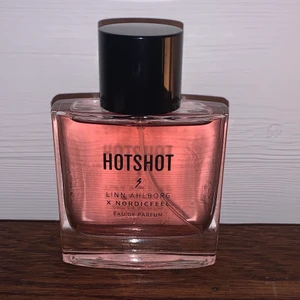 Hotshot parfym  - Råkade beställa hem två parfymer och säljer därför en av dem. Går ej att få tag på, då den är slutsåld. Köp direkt för 450kr, buda i kommentarerna. Köparen står för frakten. 