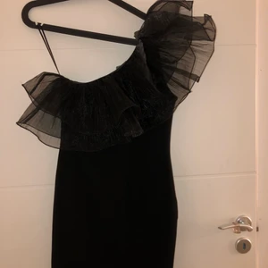 Jättefin klänning från zara  - Jättefin klänning från zara. Har aldrig använt den.