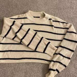 Säljer denna trendiga croppade tröjan från ginatricot! Kommer inte till någon användning och i väldigt bra skick! Köparen står för frakten. Skriv privat för mer bilder!💕 (ser gul ut på bilden men är helt vit utan missfärgning)