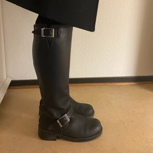 Johnny Bulls Boots - Jättefina Johnny Bulls boots high. De är superfina men även väl använda. Köpte de för 2200kr. De är i storlek 36