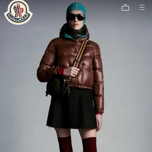 Moncler jacka - Säljer denna skit snygga bruna jackan från Moncler. Den är kort och har färgen grönt i insidan. Aldrig använd eftersom min mamma köpte den till mig men tycker inte den riktigt passar min stil, bilder på jackan och kvittot kan ni absolut få om ni skriver privat.  