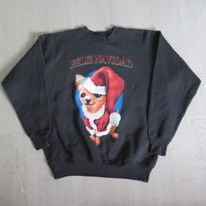 svart sweatshirt - Svart graphic sweatshirt med jultema strl XL. Passar bra som oversize om man har mindre strl :) 66 kr spårbar frakt.  Skicka meddelande vid frågor/fler bilder!  Notera att små defekter kan finnas då den inte är ny. Större brister nämns tydligt i annonsen/visas på bild. OBS! Bud är bindande!!!!!!! 