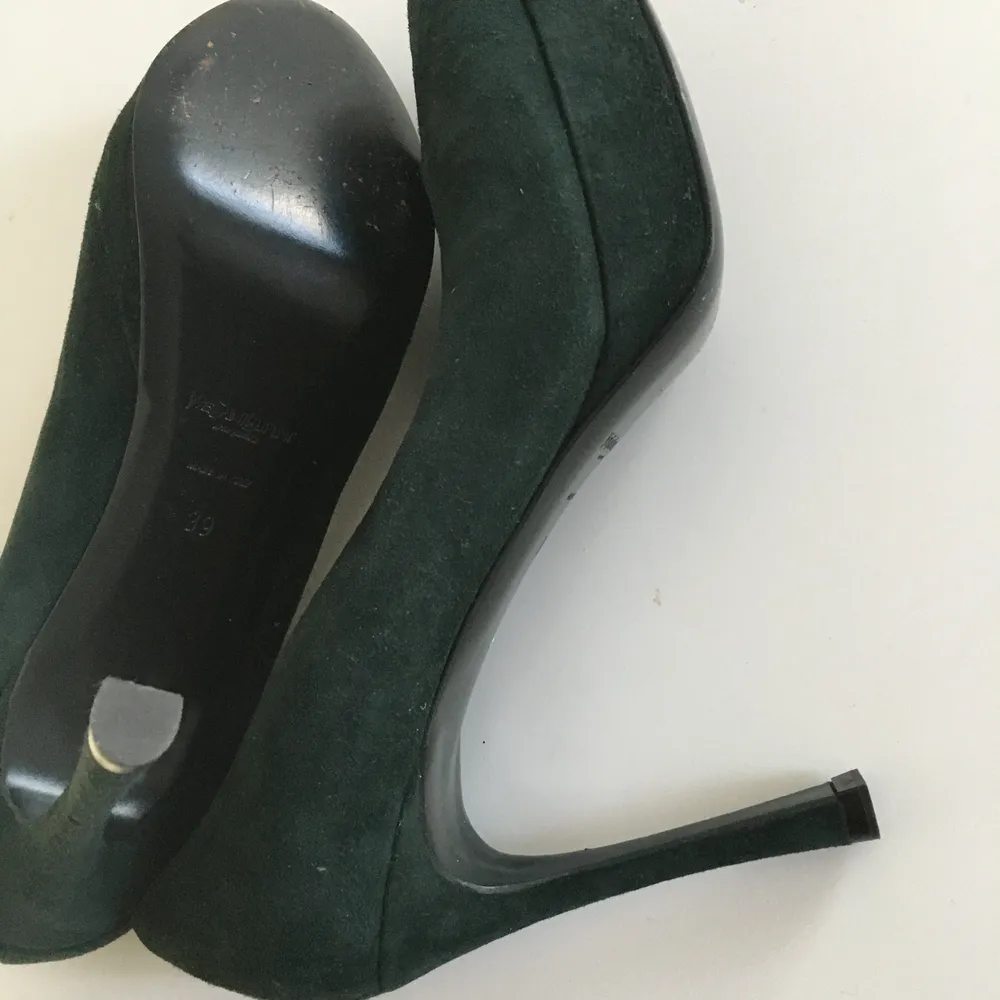 Yves saint Laurent (YSL) gröna högklackat skor i stl 39. Skorna är i ny skick . . Skor.