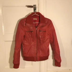 Röd skinnjacka  - Röd skinnjacka. Finns tecken på användning. Perfekt till höst och vår. Storlek M, men är liten i storleken. Går att betala med swish och plick safepay