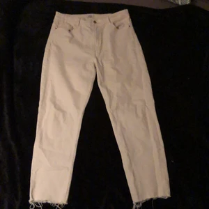 Ljus beiga Byxor  - Har använts fåtal gånger men har några små fläckar på sig som inte syns så mycket. Annars väldigt fina jeans.
