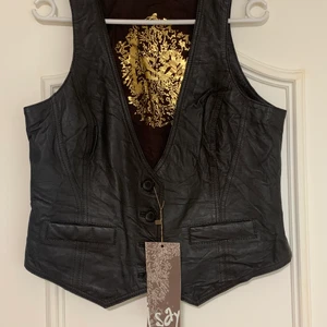 Klänning / väst  - Klänning / pris 180 kr                                                                       Väst mocka / pris 180kr storlek 40