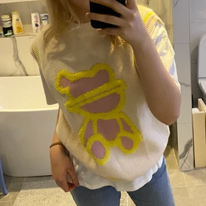 Supercool stickad väst - Supercool stickad väst men som sälja då den aldrig kommer till användning. Tvättad, men aldrig använd! Har ni några frågor så är det bara att skriva💕obs. Frakt tillkommer!☺️