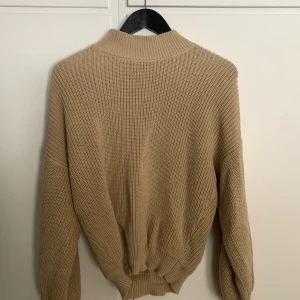 Beige oversized stickad tröja NAKD - Litet hål i dömmer vid nacke/axel, bild kan skickas! Hålet kan enkelt sys igen. Använd men i bra skick 