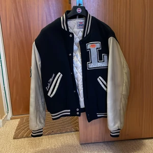 Vintage varistyjacka Levis storlek s - Säljer en vintage varsityjacka från Levis. Jackan är i bra skick men såklart sliten för att den är såpass gammal. 