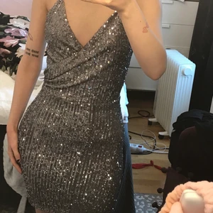 Paljettklänning - Kort paljettklänning perfekt nu till nyår! Köptes som en M men har sytts om till en XS/liten s. Någorlunda stretch men inte jättemycket, tunna axelband. Slutar ovanför knäna (är 1,62 lång). Har bara använts en gång tidigare så i nyskick! Pris går att diskuteras. Kan även mötas i Gbg 