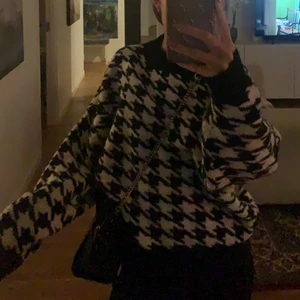 Mönstrad stickad  - Säljer min populära stickade tröja med mönster från hm, storlek S men passar xs-m