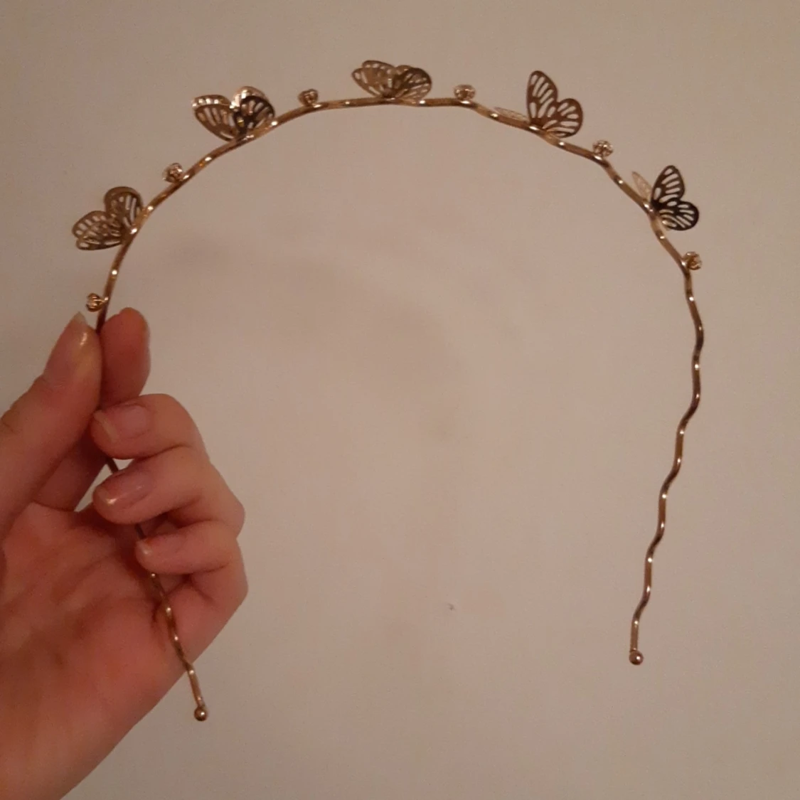 Guldigt diadem med fjärilar