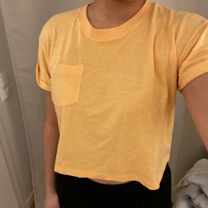 GUL CROP TOP - Färger visas bättre på andra bilden💖 går att fixa billigare ospårbarfrakt☺️
