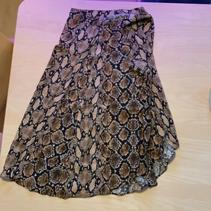 Ormmönstrad kjol - Medellång kjol i ormmönst, perfekt skick